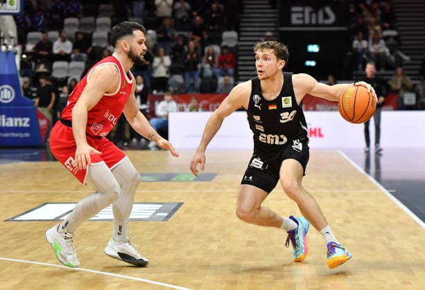 14.12.2025 - Basketball - Saison 2025 2026 - 2. Bundesliga Pro-A - 12. Spieltag: Nürnberg Falcons Basketball Club NBC - Artland Dragons - OGo - xogox - Connor Van Buzz Anthony (9, Artland Dragons ) Vincent John Friederici (30, Nürnberg Falcons BC NBC )