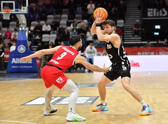 14.12.2025 - Basketball - Saison 2025 2026 - 2. Bundesliga Pro-A - 12. Spieltag: Nürnberg Falcons Basketball Club NBC - Artland Dragons - OGo - xogox - Connor Van Buzz Anthony (9, Artland Dragons ) Vincent John Friederici (30, Nürnberg Falcons BC NBC )