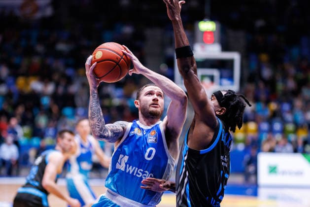 easycredit BBL, Frankfurt Skyliners - Science City Jena, 14.12.2025 Logan Johnson (Frankfurt Skyliners, 0) beim Korbleger gegen Keith Braxton Jr (Science City Jena, 13) Spiel der easycredit BBL Frankfurt Skyliners - Science City Jena; am 10. Spieltag der Saison 25 26 in der Süwag Energie ARENA am 14.12.2025 Copyright: xBEAUTIFULxSPORTS Hahnex