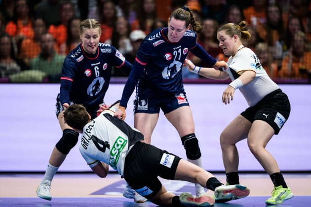 251214 Maren Nyland Aardahl and Ingvild Kristiansen Bakkerud of Norway and Alina Grijseels and Lisa Antl of Germany during the IHF Women s World Championship, WM, Weltmeisterschaft final between Germany and Norway on December 14, 2025 in Rotterdam. Photo: Joel Marklund BILDBYRAN kod JM JM0758 bbeng handball handboll handball vm handball-vm handbolls-vm ihf handball world championship world handball championship 2025 world championship 2025 final tyskland norway norge germany dam Copyright: JOELxMARKLUND BB251214JM041