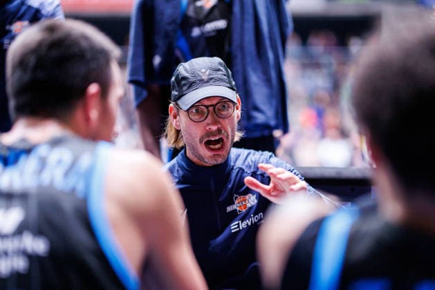 easycredit BBL, Frankfurt Skyliners - Science City Jena, 14.12.2025 Trainer Björn Harmsen (Science City Jena) bei einer Timout Ansprache an seine Spieler Spiel der easycredit BBL Frankfurt Skyliners - Science City Jena; am 10. Spieltag der Saison 25 26 in der Süwag Energie ARENA am 14.12.2025 Copyright: xBEAUTIFULxSPORTS Hahnex