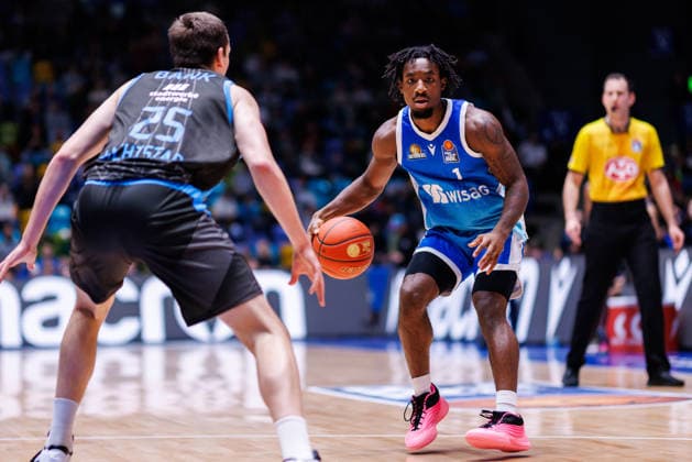 easycredit BBL, Frankfurt Skyliners - Science City Jena, 14.12.2025 Isaiah Swope (Frankfurt Skyliners, 1) mit Ball gegen Lorenz Bank (Science City Jena, 25) Spiel der easycredit BBL Frankfurt Skyliners - Science City Jena; am 10. Spieltag der Saison 25 26 in der Süwag Energie ARENA am 14.12.2025 Copyright: xBEAUTIFULxSPORTS Hahnex