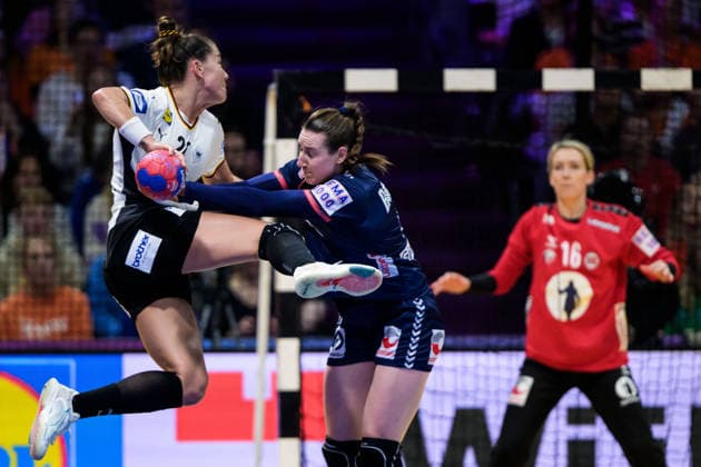 251214 Emily Vogel of Germany and Ingvild Kristiansen Bakkerud of Norway during the IHF Women s World Championship, WM, Weltmeisterschaft final between Germany and Norway on December 14, 2025 in Rotterdam. Photo: Joel Marklund BILDBYRAN kod JM JM0758 bbeng handball handboll handball handboll handball vm handball-vm handbolls-vm ihf handball world championship world handball championship 2025 world championship 2025 final tyskland norway norge germany dambbauto norge norway tyskland germany Copyright: JOELxMARKLUND BB251214JM042