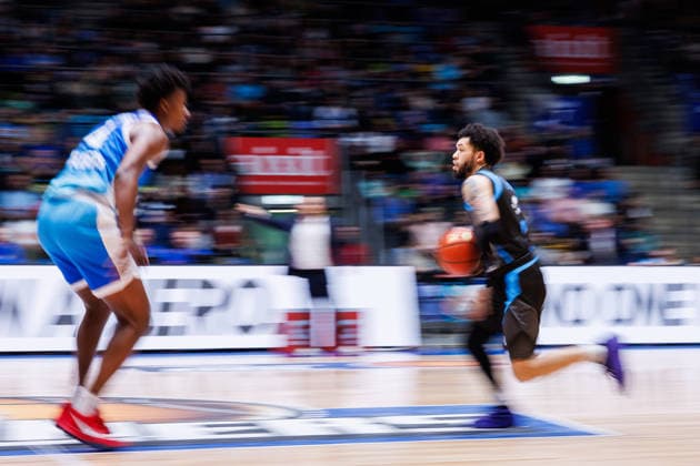 easycredit BBL, Frankfurt Skyliners - Science City Jena, 14.12.2025 Tavian Dunn-Martin (Science City Jena, 0) im Spielaufbau Spiel der easycredit BBL Frankfurt Skyliners - Science City Jena; am 10. Spieltag der Saison 25 26 in der Süwag Energie ARENA am 14.12.2025 Copyright: xBEAUTIFULxSPORTS Hahnex
