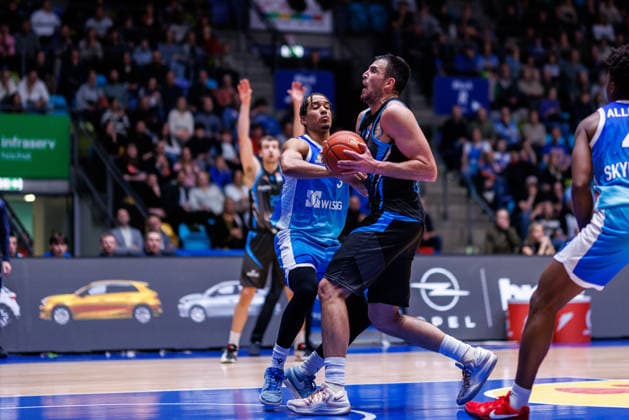easycredit BBL, Frankfurt Skyliners - Science City Jena, 14.12.2025 Alex Herrera (Science City Jena, 41) gegen Garai Zeeb (Frankfurt Skyliners, 3) am Korb Spiel der easycredit BBL Frankfurt Skyliners - Science City Jena; am 10. Spieltag der Saison 25 26 in der Süwag Energie ARENA am 14.12.2025 Copyright: xBEAUTIFULxSPORTS Hahnex