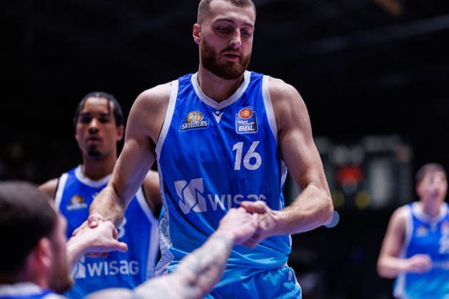 easycredit BBL, Frankfurt Skyliners - Science City Jena, 14.12.2025 Radii Caisin (Frankfurt Skyliners, 16) hilft seinem Teamkollegen Logan Johnson (Frankfurt Skyliners, 0) vom Boden auf Spiel der easycredit BBL Frankfurt Skyliners - Science City Jena; am 10. Spieltag der Saison 25 26 in der Süwag Energie ARENA am 14.12.2025 Copyright: xBEAUTIFULxSPORTS Hahnex