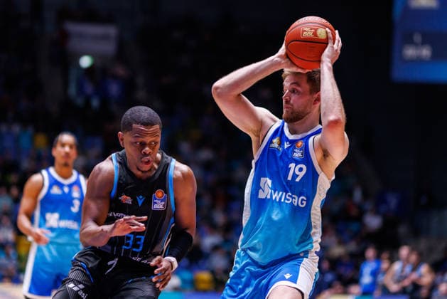 easycredit BBL, Frankfurt Skyliners - Science City Jena, 14.12.2025 Till Pape (Frankfurt Skyliners, 19) mit Ball gegen Eric Washington (Science City Jena, 33) Spiel der easycredit BBL Frankfurt Skyliners - Science City Jena; am 10. Spieltag der Saison 25 26 in der Süwag Energie ARENA am 14.12.2025 Copyright: xBEAUTIFULxSPORTS Hahnex