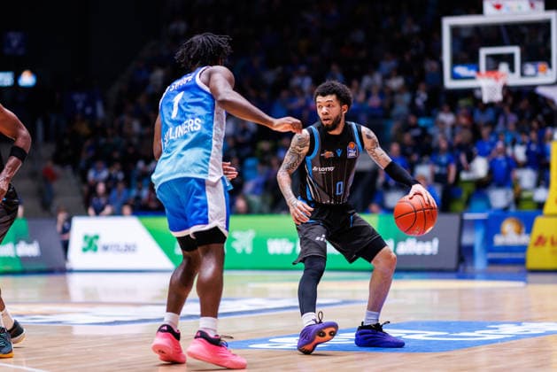 easycredit BBL, Frankfurt Skyliners - Science City Jena, 14.12.2025 Tavian Dunn-Martin (Science City Jena, 0) gegen Isaiah Swope (Frankfurt Skyliners, 1) Spiel der easycredit BBL Frankfurt Skyliners - Science City Jena; am 10. Spieltag der Saison 25 26 in der Süwag Energie ARENA am 14.12.2025 Copyright: xBEAUTIFULxSPORTS Hahnex