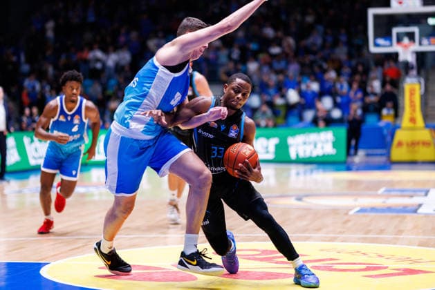 easycredit BBL, Frankfurt Skyliners - Science City Jena, 14.12.2025 Eric Washington (Science City Jena, 33) gegen Jacob Knauf (Frankfurt Skyliners, 25) Spiel der easycredit BBL Frankfurt Skyliners - Science City Jena; am 10. Spieltag der Saison 25 26 in der Süwag Energie ARENA am 14.12.2025 Copyright: xBEAUTIFULxSPORTS Hahnex
