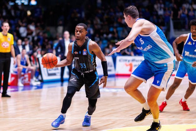 easycredit BBL, Frankfurt Skyliners - Science City Jena, 14.12.2025 Eric Washington (Science City Jena, 33) gegen Jacob Knauf (Frankfurt Skyliners, 25) Spiel der easycredit BBL Frankfurt Skyliners - Science City Jena; am 10. Spieltag der Saison 25 26 in der Süwag Energie ARENA am 14.12.2025 Copyright: xBEAUTIFULxSPORTS Hahnex