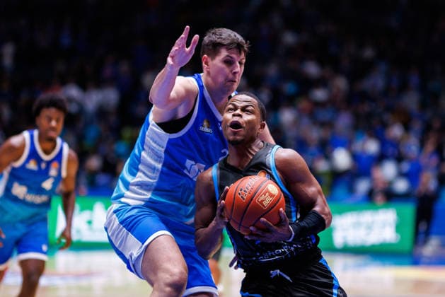 easycredit BBL, Frankfurt Skyliners - Science City Jena, 14.12.2025 Eric Washington (Science City Jena, 33) gegen Jacob Knauf (Frankfurt Skyliners, 25) am Korb Spiel der easycredit BBL Frankfurt Skyliners - Science City Jena; am 10. Spieltag der Saison 25 26 in der Süwag Energie ARENA am 14.12.2025 Copyright: xBEAUTIFULxSPORTS Hahnex