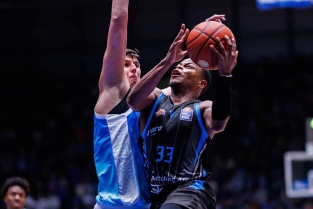 easycredit BBL, Frankfurt Skyliners - Science City Jena, 14.12.2025 Eric Washington (Science City Jena, 33) mit einem Korbleger gegen Jacob Knauf (Frankfurt Skyliners, 25) Spiel der easycredit BBL Frankfurt Skyliners - Science City Jena; am 10. Spieltag der Saison 25 26 in der Süwag Energie ARENA am 14.12.2025 Copyright: xBEAUTIFULxSPORTS Hahnex