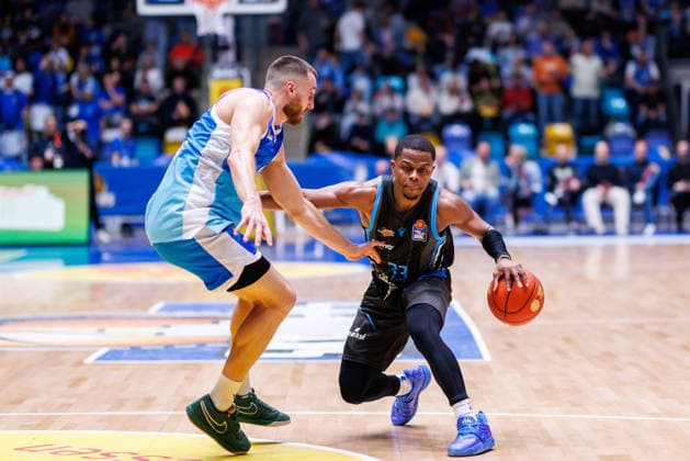 easycredit BBL, Frankfurt Skyliners - Science City Jena, 14.12.2025 Eric Washington (Science City Jena, 33) mit Ball gegen Radii Caisin (Frankfurt Skyliners, 16) Spiel der easycredit BBL Frankfurt Skyliners - Science City Jena; am 10. Spieltag der Saison 25 26 in der Süwag Energie ARENA am 14.12.2025 Copyright: xBEAUTIFULxSPORTS Hahnex