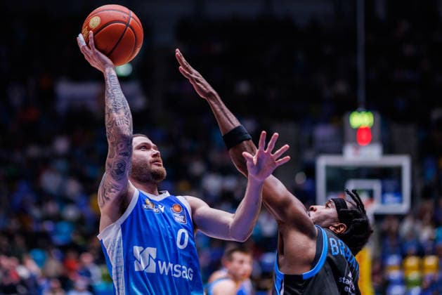 easycredit BBL, Frankfurt Skyliners - Science City Jena, 14.12.2025 Logan Johnson (Frankfurt Skyliners, 0) beim Korbleger gegen Keith Braxton Jr (Science City Jena, 13) Spiel der easycredit BBL Frankfurt Skyliners - Science City Jena; am 10. Spieltag der Saison 25 26 in der Süwag Energie ARENA am 14.12.2025 Copyright: xBEAUTIFULxSPORTS Hahnex