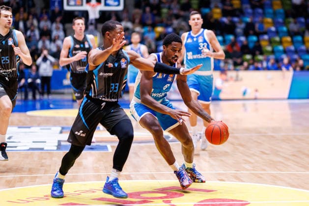 easycredit BBL, Frankfurt Skyliners - Science City Jena, 14.12.2025 William Christmas (Frankfurt Skyliners, 8) mit Ball gegen Eric Washington (Science City Jena, 33) Spiel der easycredit BBL Frankfurt Skyliners - Science City Jena; am 10. Spieltag der Saison 25 26 in der Süwag Energie ARENA am 14.12.2025 Copyright: xBEAUTIFULxSPORTS Hahnex