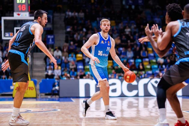 easycredit BBL, Frankfurt Skyliners - Science City Jena, 14.12.2025 Till Pape (Frankfurt Skyliners, 19) mit Ball Spiel der easycredit BBL Frankfurt Skyliners - Science City Jena; am 10. Spieltag der Saison 25 26 in der Süwag Energie ARENA am 14.12.2025 Copyright: xBEAUTIFULxSPORTS Hahnex