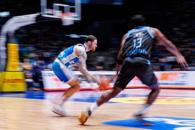 easycredit BBL, Frankfurt Skyliners - Science City Jena, 14.12.2025 Logan Johnson (Frankfurt Skyliners, 0) im Spielaufbau gegen Keith Braxton Jr (Science City Jena, 13) Spiel der easycredit BBL Frankfurt Skyliners - Science City Jena; am 10. Spieltag der Saison 25 26 in der Süwag Energie ARENA am 14.12.2025 Copyright: xBEAUTIFULxSPORTS Hahnex