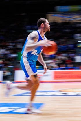 easycredit BBL, Frankfurt Skyliners - Science City Jena, 14.12.2025 Logan Johnson (Frankfurt Skyliners, 0) im Spielaufbau Spiel der easycredit BBL Frankfurt Skyliners - Science City Jena; am 10. Spieltag der Saison 25 26 in der Süwag Energie ARENA am 14.12.2025 Copyright: xBEAUTIFULxSPORTS Hahnex