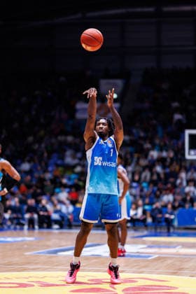easycredit BBL, Frankfurt Skyliners - Science City Jena, 14.12.2025 Isaiah Swope (Frankfurt Skyliners, 1) beim Freiwurf Spiel der easycredit BBL Frankfurt Skyliners - Science City Jena; am 10. Spieltag der Saison 25 26 in der Süwag Energie ARENA am 14.12.2025 Copyright: xBEAUTIFULxSPORTS Hahnex