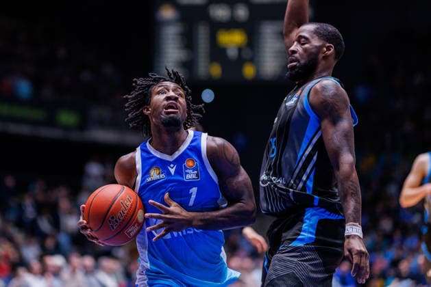 easycredit BBL, Frankfurt Skyliners - Science City Jena, 14.12.2025 Isaiah Swope (Frankfurt Skyliners, 1) mit Ball gegen Naz Bohannon (Science City Jena, 15) Spiel der easycredit BBL Frankfurt Skyliners - Science City Jena; am 10. Spieltag der Saison 25 26 in der Süwag Energie ARENA am 14.12.2025 Copyright: xBEAUTIFULxSPORTS Hahnex
