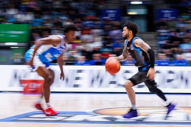 easycredit BBL, Frankfurt Skyliners - Science City Jena, 14.12.2025 Tavian Dunn-Martin (Science City Jena, 0) im Spielaufbau gegen Nahiem Alleyne (Frankfurt Skyliners, 4) Spiel der easycredit BBL Frankfurt Skyliners - Science City Jena; am 10. Spieltag der Saison 25 26 in der Süwag Energie ARENA am 14.12.2025 Copyright: xBEAUTIFULxSPORTS Hahnex