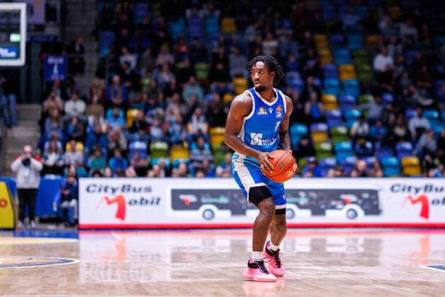 easycredit BBL, Frankfurt Skyliners - Science City Jena, 14.12.2025 Isaiah Swope (Frankfurt Skyliners, 1) mit Ball Spiel der easycredit BBL Frankfurt Skyliners - Science City Jena; am 10. Spieltag der Saison 25 26 in der Süwag Energie ARENA am 14.12.2025 Copyright: xBEAUTIFULxSPORTS Hahnex