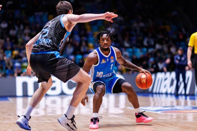 easycredit BBL, Frankfurt Skyliners - Science City Jena, 14.12.2025 Isaiah Swope (Frankfurt Skyliners, 1) mit Ball gegen Lorenz Bank (Science City Jena, 25) Spiel der easycredit BBL Frankfurt Skyliners - Science City Jena; am 10. Spieltag der Saison 25 26 in der Süwag Energie ARENA am 14.12.2025 Copyright: xBEAUTIFULxSPORTS Hahnex