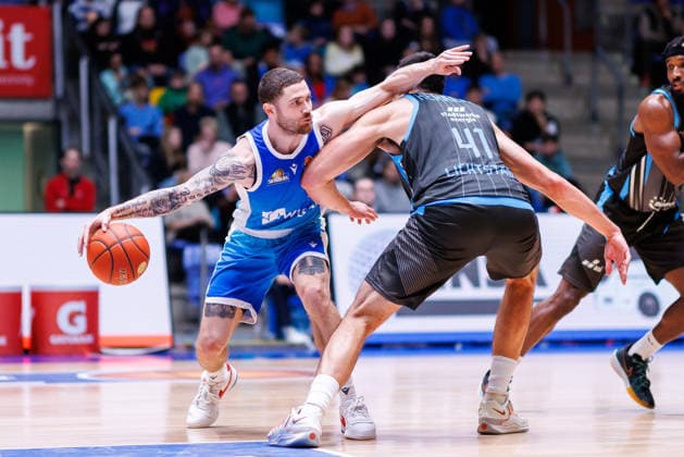 easycredit BBL, Frankfurt Skyliners - Science City Jena, 14.12.2025 Logan Johnson (Frankfurt Skyliners, 0) mit Ball gegen Alex Herrera (Science City Jena, 41) Spiel der easycredit BBL Frankfurt Skyliners - Science City Jena; am 10. Spieltag der Saison 25 26 in der Süwag Energie ARENA am 14.12.2025 Copyright: xBEAUTIFULxSPORTS Hahnex