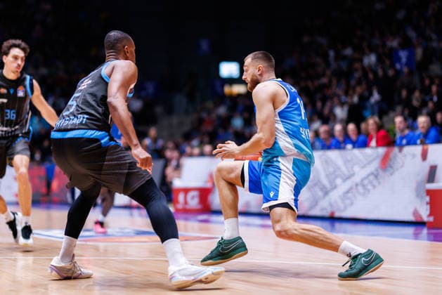 easycredit BBL, Frankfurt Skyliners - Science City Jena, 14.12.2025 Radii Caisin (Frankfurt Skyliners, 16) mit Ball gegen Chris Carter (Science City Jena, 5) Spiel der easycredit BBL Frankfurt Skyliners - Science City Jena; am 10. Spieltag der Saison 25 26 in der Süwag Energie ARENA am 14.12.2025 Copyright: xBEAUTIFULxSPORTS Hahnex