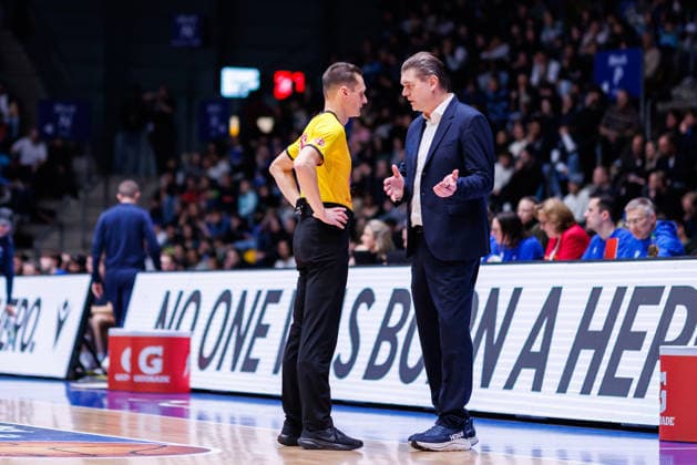 easycredit BBL, Frankfurt Skyliners - Science City Jena, 14.12.2025 Trainer Klaus Perwas (Frankfurt Skyliners) im Gespräch mit einem Schiedsrichter nach eine strittigen Situation Spiel der easycredit BBL Frankfurt Skyliners - Science City Jena; am 10. Spieltag der Saison 25 26 in der Süwag Energie ARENA am 14.12.2025 Copyright: xBEAUTIFULxSPORTS Hahnex