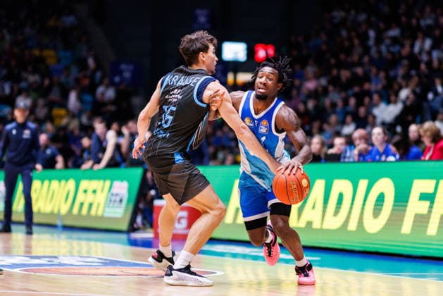 easycredit BBL, Frankfurt Skyliners - Science City Jena, 14.12.2025 Isaiah Swope (Frankfurt Skyliners, 1) mit ball gegen Kristofer Krause (Science City Jena, 36), der ihn hier foult Spiel der easycredit BBL Frankfurt Skyliners - Science City Jena; am 10. Spieltag der Saison 25 26 in der Süwag Energie ARENA am 14.12.2025 Copyright: xBEAUTIFULxSPORTS Hahnex