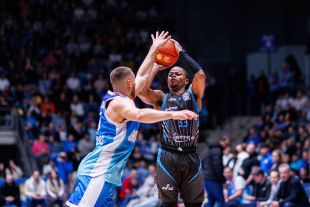 easycredit BBL, Frankfurt Skyliners - Science City Jena, 14.12.2025 Eric Washington (Science City Jena, 33) mit einem Dreier gegen Radii Caisin (Frankfurt Skyliners, 16) Spiel der easycredit BBL Frankfurt Skyliners - Science City Jena; am 10. Spieltag der Saison 25 26 in der Süwag Energie ARENA am 14.12.2025 Copyright: xBEAUTIFULxSPORTS Hahnex