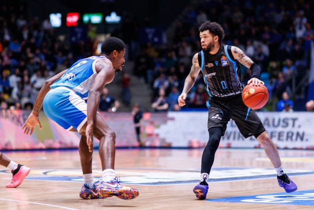 easycredit BBL, Frankfurt Skyliners - Science City Jena, 14.12.2025 Tavian Dunn-Martin (Science City Jena, 0) im Spielaufbau gegen William Christmas (Frankfurt Skyliners, 8) Spiel der easycredit BBL Frankfurt Skyliners - Science City Jena; am 10. Spieltag der Saison 25 26 in der Süwag Energie ARENA am 14.12.2025 Copyright: xBEAUTIFULxSPORTS Hahnex