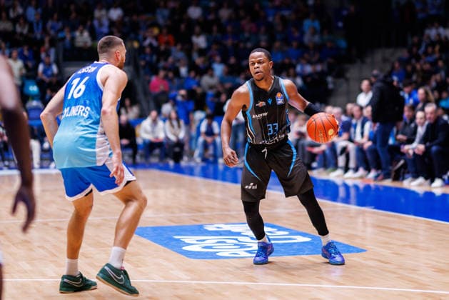 easycredit BBL, Frankfurt Skyliners - Science City Jena, 14.12.2025 Eric Washington (Science City Jena, 33) mit Ball gegen Radii Caisin (Frankfurt Skyliners, 16) Spiel der easycredit BBL Frankfurt Skyliners - Science City Jena; am 10. Spieltag der Saison 25 26 in der Süwag Energie ARENA am 14.12.2025 Copyright: xBEAUTIFULxSPORTS Hahnex