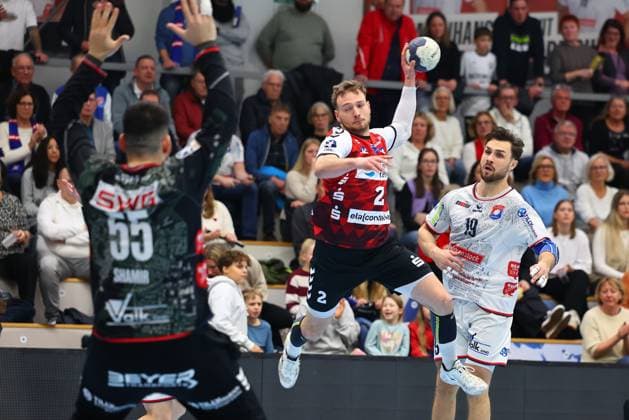 Torwurf von Frieder Bandlow (HSG Nordhorn-Lingen, 02) GER, TV Huettenberg vs HSG Nordhorn-Lingen, 2. Handball-Bundesliga, 15. Spieltag, Spielzeit 2025 2026, 14.12.2025 GER, TV Huettenberg vs HSG Nordhorn-Lingen, 2. Handball-Bundesliga, 15. Spieltag, Spielzeit 2025 2026, 14.12.2025 Huettenberg Copyright: xEibner-Pressefoto RenexWeissx EP_RWS