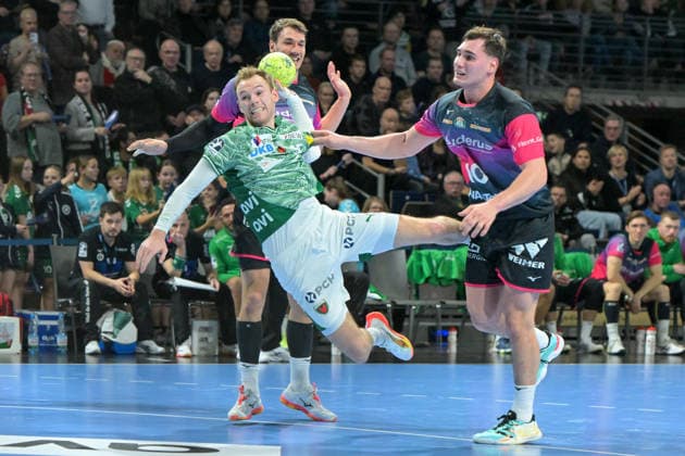 14.12.2025, xlakx, Handball Daikin HBL, Fuechse Berlin - HSG Wetzlar v.l. Mathias Gidsel (Fuechse Berlin), Josip Simic (HSG Wetzlar) setzt zum Sprungwurf an Berlin