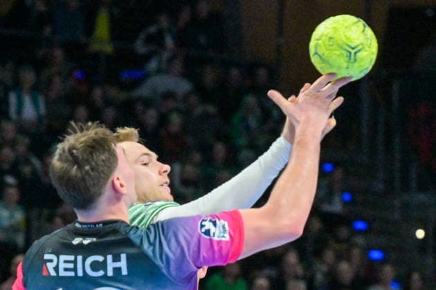 14.12.2025, xlakx, Handball Daikin HBL, Fuechse Berlin - HSG Wetzlar v.l. Josip Simic (HSG Wetzlar), Mathias Gidsel (Fuechse Berlin) Zweikampf, Duell, Kampf, tackle Berlin