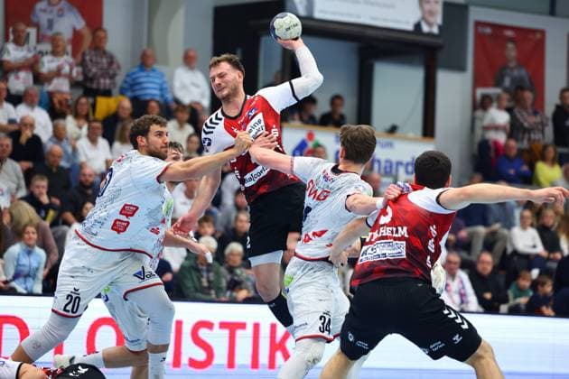Torwurf von Frieder Bandlow (HSG Nordhorn-Lingen, 02) GER, TV Huettenberg vs HSG Nordhorn-Lingen, 2. Handball-Bundesliga, 15. Spieltag, Spielzeit 2025 2026, 14.12.2025 GER, TV Huettenberg vs HSG Nordhorn-Lingen, 2. Handball-Bundesliga, 15. Spieltag, Spielzeit 2025 2026, 14.12.2025 Huettenberg Copyright: xEibner-Pressefoto RenexWeissx EP_RWS