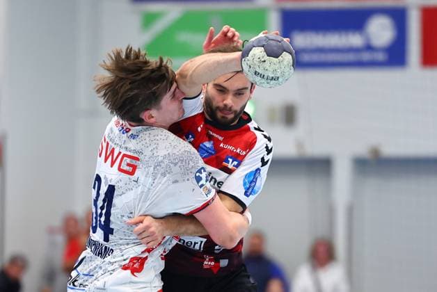 Paul Kompenhans (TV Huettenberg, 34) im Zweikampf Bjoern Zintel (HSG Nordhorn-Lingen, 23) GER, TV Huettenberg vs HSG Nordhorn-Lingen, 2. Handball-Bundesliga, 15. Spieltag, Spielzeit 2025 2026, 14.12.2025 GER, TV Huettenberg vs HSG Nordhorn-Lingen, 2. Handball-Bundesliga, 15. Spieltag, Spielzeit 2025 2026, 14.12.2025 Huettenberg Copyright: xEibner-Pressefoto RenexWeissx EP_RWS