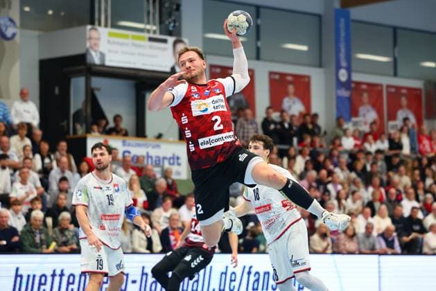 Torwurf von Frieder Bandlow (HSG Nordhorn-Lingen, 02) GER, TV Huettenberg vs HSG Nordhorn-Lingen, 2. Handball-Bundesliga, 15. Spieltag, Spielzeit 2025 2026, 14.12.2025 GER, TV Huettenberg vs HSG Nordhorn-Lingen, 2. Handball-Bundesliga, 15. Spieltag, Spielzeit 2025 2026, 14.12.2025 Huettenberg Copyright: xEibner-Pressefoto RenexWeissx EP_RWS