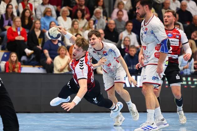 Torwurf Elias Ruddat (HSG Nordhorn-Lingen, 24) GER, TV Huettenberg vs HSG Nordhorn-Lingen, 2. Handball-Bundesliga, 15. Spieltag, Spielzeit 2025 2026, 14.12.2025 GER, TV Huettenberg vs HSG Nordhorn-Lingen, 2. Handball-Bundesliga, 15. Spieltag, Spielzeit 2025 2026, 14.12.2025 Huettenberg Copyright: xEibner-Pressefoto RenexWeissx EP_RWS
