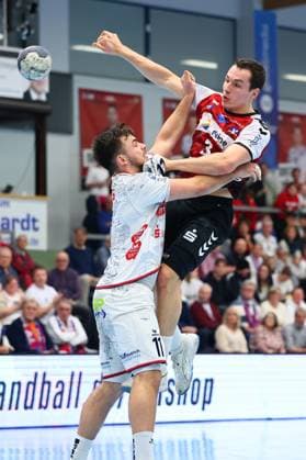Torwurf von Christian Wilhelm (HSG Nordhorn-Lingen, im Zweikampf Lasse Ohl (TV Huettenberg, 11) GER, TV Huettenberg vs HSG Nordhorn-Lingen, 2. Handball-Bundesliga, 15. Spieltag, Spielzeit 2025 2026, 14.12.2025 GER, TV Huettenberg vs HSG Nordhorn-Lingen, 2. Handball-Bundesliga, 15. Spieltag, Spielzeit 2025 2026, 14.12.2025 Huettenberg Copyright: xEibner-Pressefoto RenexWeissx EP_RWS