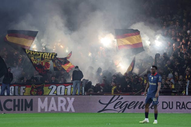 FOOTBALL : RC Lens vs OGC Nice - Ligue 1 J16 - 14 12 2025 Supporters de Lens lors du match RC Lens vs OGC Nice, Ligue 1 J16, stade Bollaert-Delelis, le 14 dÃ cembre 2025 - photo Laurent Sanson PsnewZ  Copyright: xLaurentxSANSONx xPsnewZx