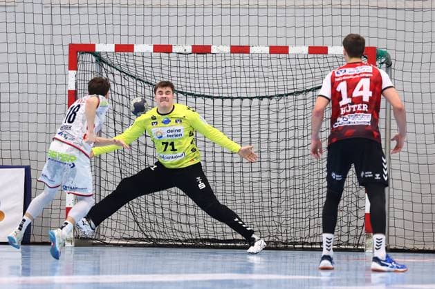 Luca Tschentscher (HSG Nordhorn-Lingen, 71) beim Siebenmeter gegen Tim Ruediger (TV Huettenberg, 18) GER, TV Huettenberg vs HSG Nordhorn-Lingen, 2. Handball-Bundesliga, 15. Spieltag, Spielzeit 2025 2026, 14.12.2025 GER, TV Huettenberg vs HSG Nordhorn-Lingen, 2. Handball-Bundesliga, 15. Spieltag, Spielzeit 2025 2026, 14.12.2025 Huettenberg Copyright: xEibner-Pressefoto RenexWeissx EP_RWS