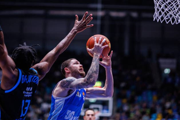 easycredit BBL, Frankfurt Skyliners - Science City Jena, 14.12.2025 Logan Johnson (Frankfurt Skyliners, 0) am Korb gegen Keith Braxton Jr (Science City Jena, 13) Spiel der easycredit BBL Frankfurt Skyliners - Science City Jena; am 10. Spieltag der Saison 25 26 in der Süwag Energie ARENA am 14.12.2025 Copyright: xBEAUTIFULxSPORTS Hahnex