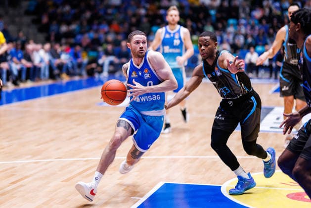 easycredit BBL, Frankfurt Skyliners - Science City Jena, 14.12.2025 Logan Johnson (Frankfurt Skyliners, 0) zieht zum Korb gegen Eric Washington (Science City Jena, 33) Spiel der easycredit BBL Frankfurt Skyliners - Science City Jena; am 10. Spieltag der Saison 25 26 in der Süwag Energie ARENA am 14.12.2025 Copyright: xBEAUTIFULxSPORTS Hahnex