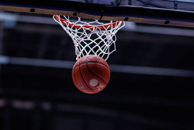 easycredit BBL, Frankfurt Skyliners - Science City Jena, 14.12.2025 Der Spielball fliegt in den Korb Spiel der easycredit BBL Frankfurt Skyliners - Science City Jena; am 10. Spieltag der Saison 25 26 in der Süwag Energie ARENA am 14.12.2025 Copyright: xBEAUTIFULxSPORTS Hahnex