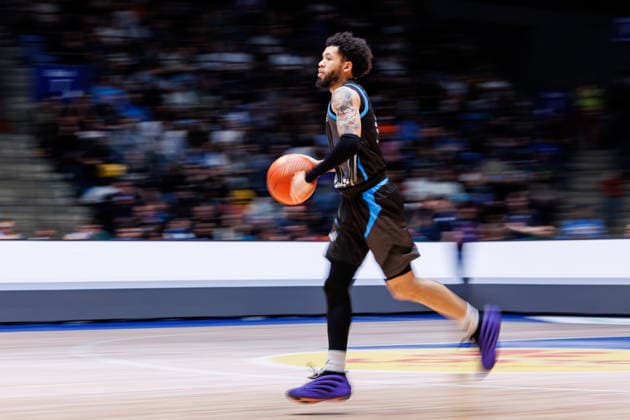 easycredit BBL, Frankfurt Skyliners - Science City Jena, 14.12.2025 Tavian Dunn-Martin (Science City Jena, 0) im Spielaufbau Spiel der easycredit BBL Frankfurt Skyliners - Science City Jena; am 10. Spieltag der Saison 25 26 in der Süwag Energie ARENA am 14.12.2025 Copyright: xBEAUTIFULxSPORTS Hahnex