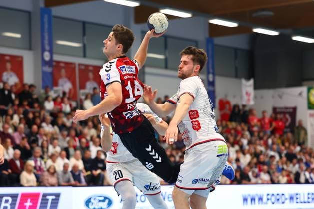 Torwurf von Ian Hueter (HSG Nordhorn-Lingen, 14) GER, TV Huettenberg vs HSG Nordhorn-Lingen, 2. Handball-Bundesliga, 15. Spieltag, Spielzeit 2025 2026, 14.12.2025 GER, TV Huettenberg vs HSG Nordhorn-Lingen, 2. Handball-Bundesliga, 15. Spieltag, Spielzeit 2025 2026, 14.12.2025 Huettenberg Copyright: xEibner-Pressefoto RenexWeissx EP_RWS