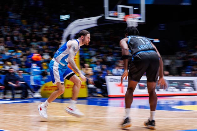 easycredit BBL, Frankfurt Skyliners - Science City Jena, 14.12.2025 Logan Johnson (Frankfurt Skyliners, 0) im Spielaufbau gegen Keith Braxton Jr (Science City Jena, 13) Spiel der easycredit BBL Frankfurt Skyliners - Science City Jena; am 10. Spieltag der Saison 25 26 in der Süwag Energie ARENA am 14.12.2025 Copyright: xBEAUTIFULxSPORTS Hahnex